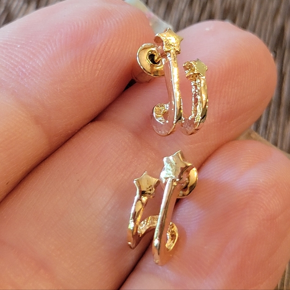 💥ONE LEFT💥Dainty Double Star Minimalist Huggers, celestial earrings - Picture 4 of 5